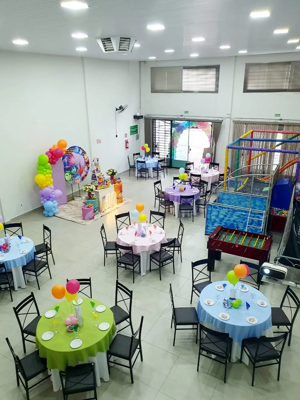 Salão de festas decorado para evento